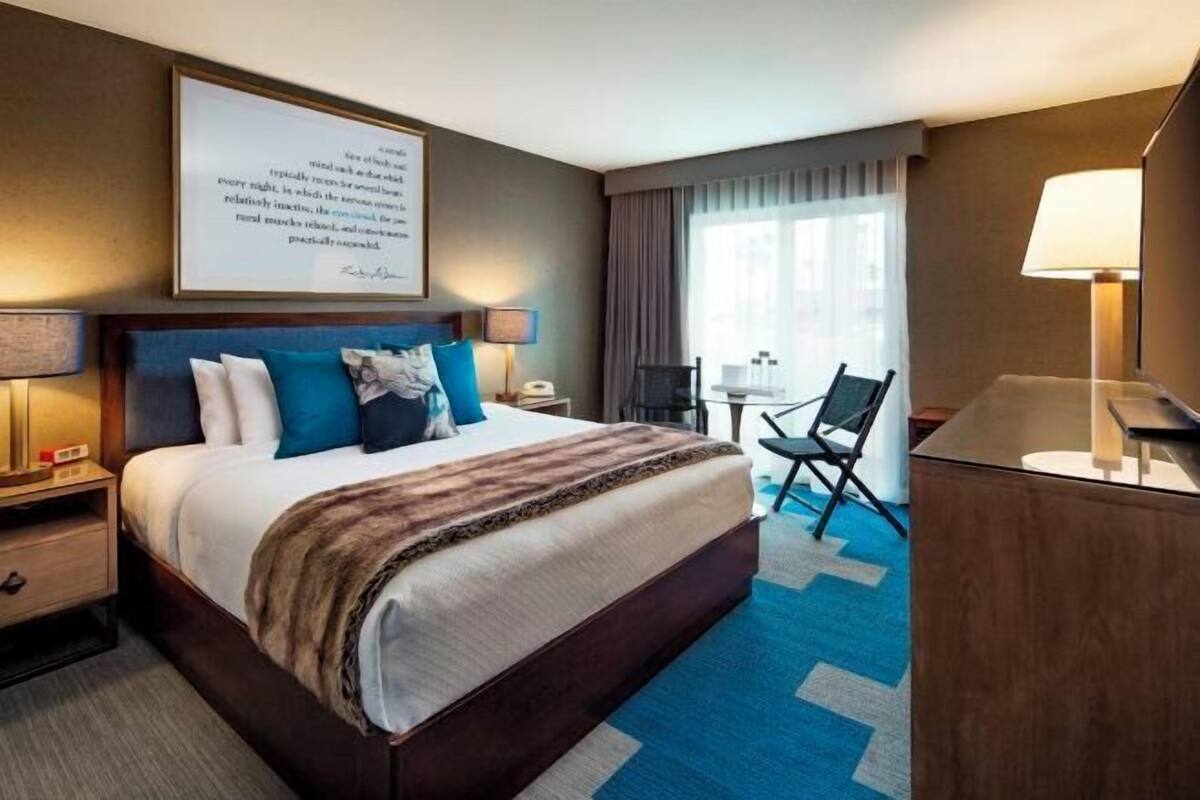 Premium bedding, down comforters, in-room safe, desk