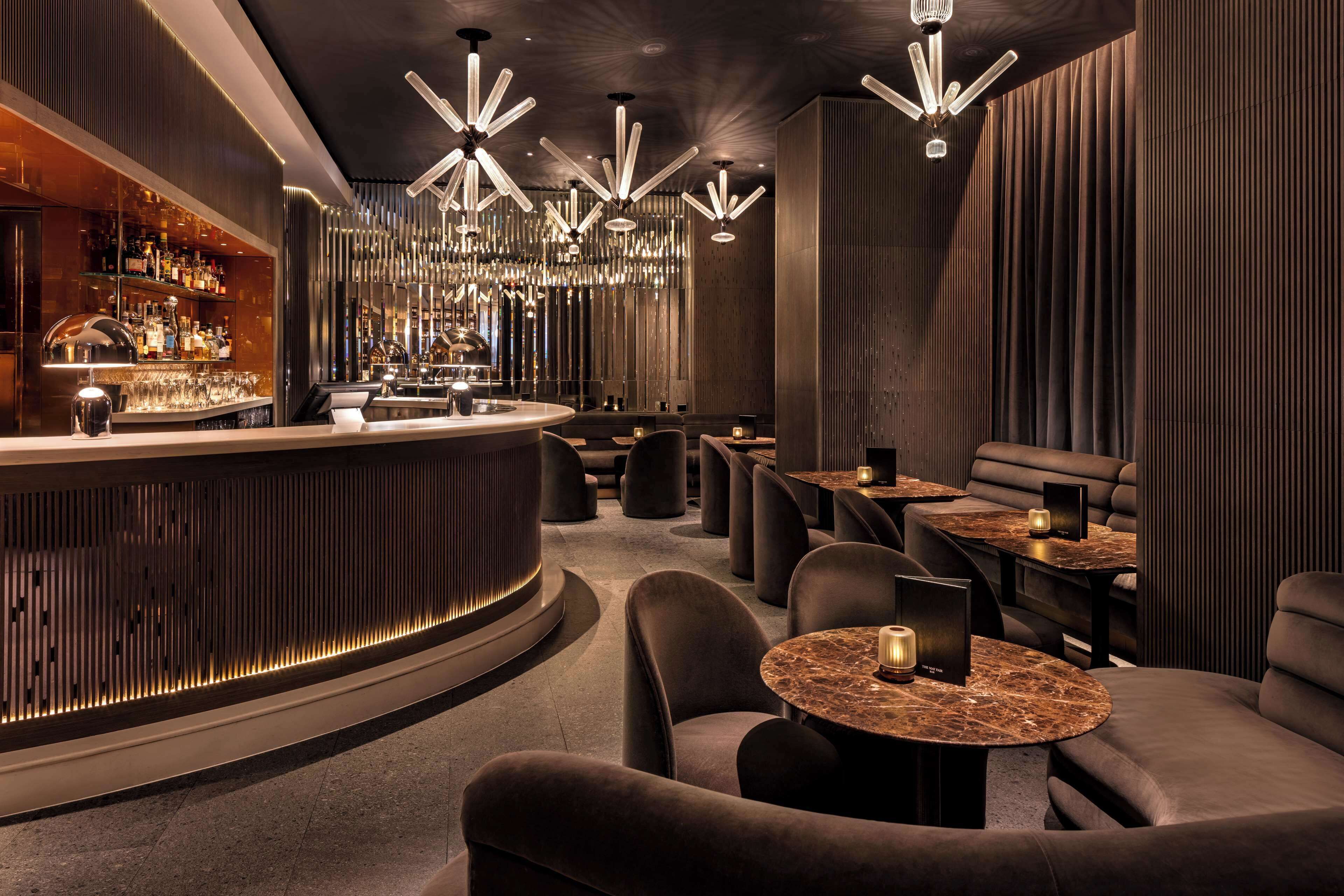 Sert le petit déjeuner, le déjeuner et le brunch