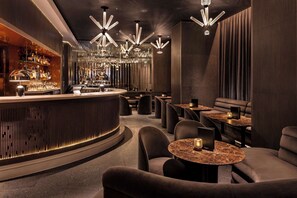 Serveert ontbijt, lunch en brunch