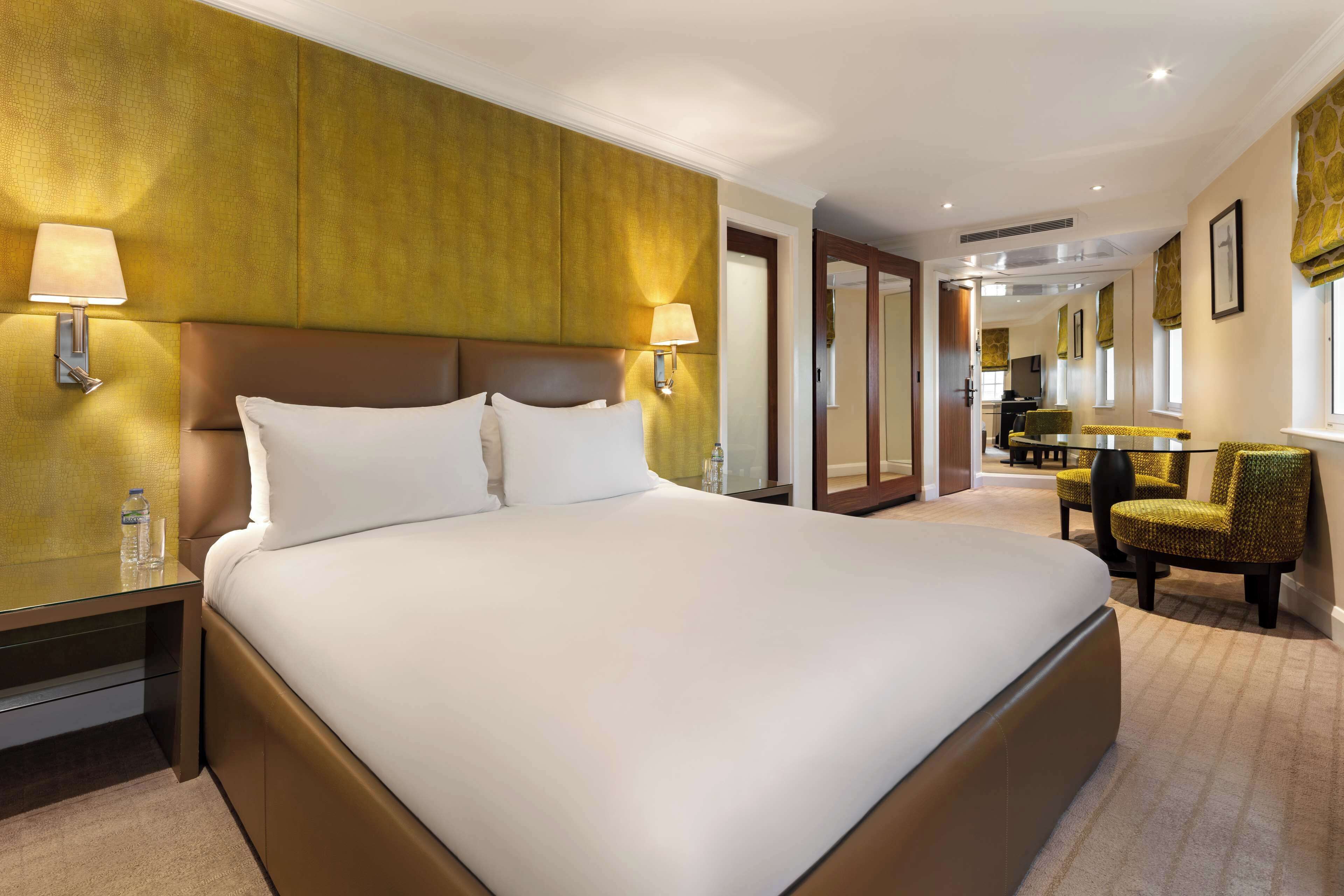 华丽客房 (Collection) | 埃及棉床单、高档床上用品、客房内保险箱、办公桌