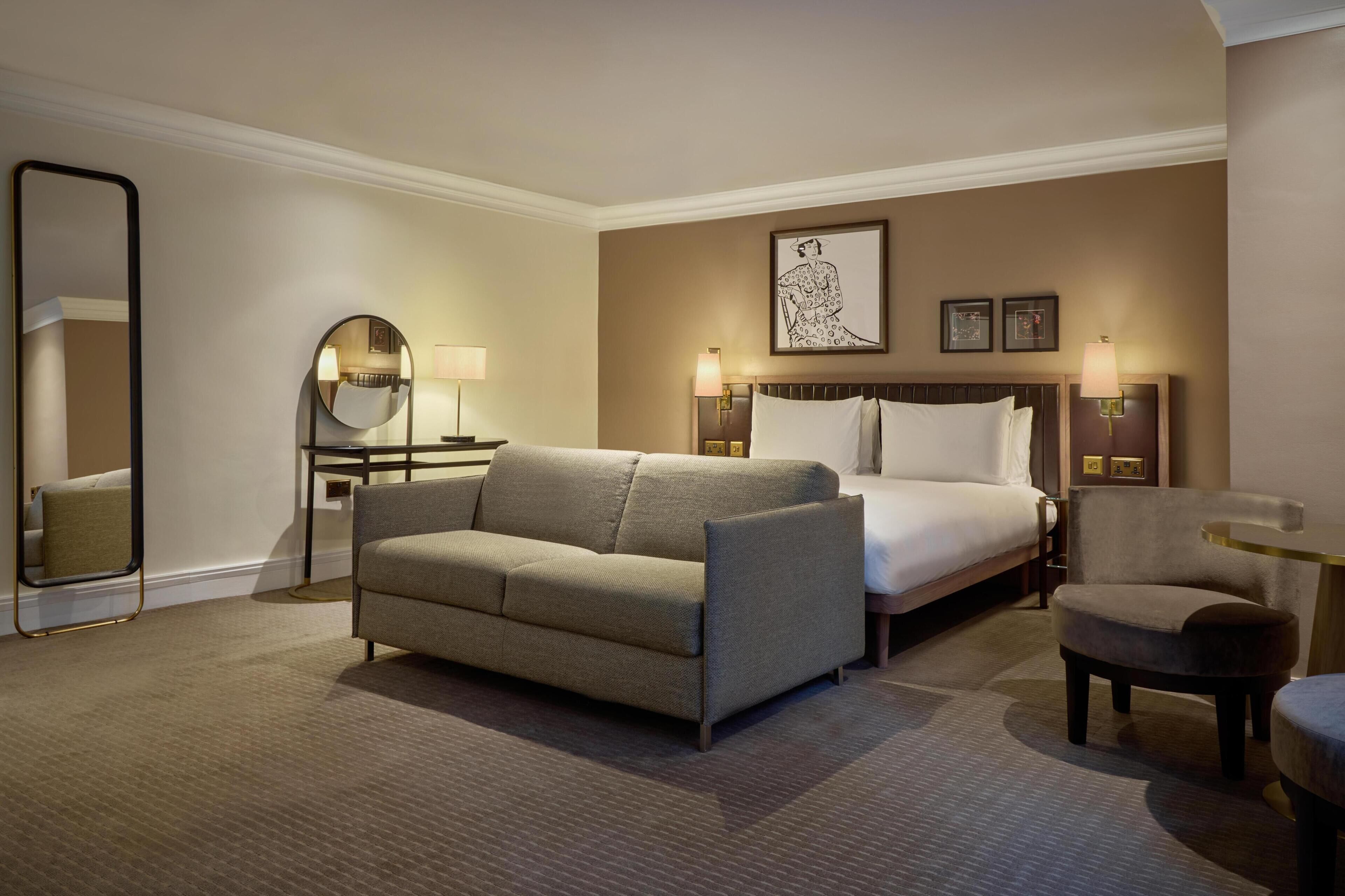 ملاءات من القطن المصري وأغطية فراش متميزة وخزنة داخل الغرفة ومكتب