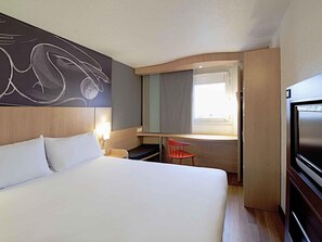 In-room safe, desk, soundproofing, iron/ironing board - ibis Chatellerault (Chatellerault)