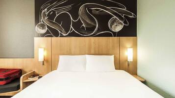 Standard Room, 1 Double Bed | In-room safe, desk, soundproofing, iron/ironing board