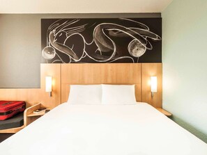 Standard Room, 1 Double Bed | In-room safe, desk, soundproofing, iron/ironing board