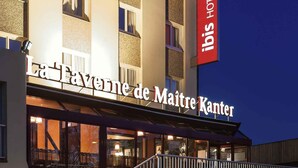 A hotel with a sign reading 'La Favene de Maitre Kanter' and an 'Ibis Hotel' sign. - ibis Chatellerault (Chatellerault)
