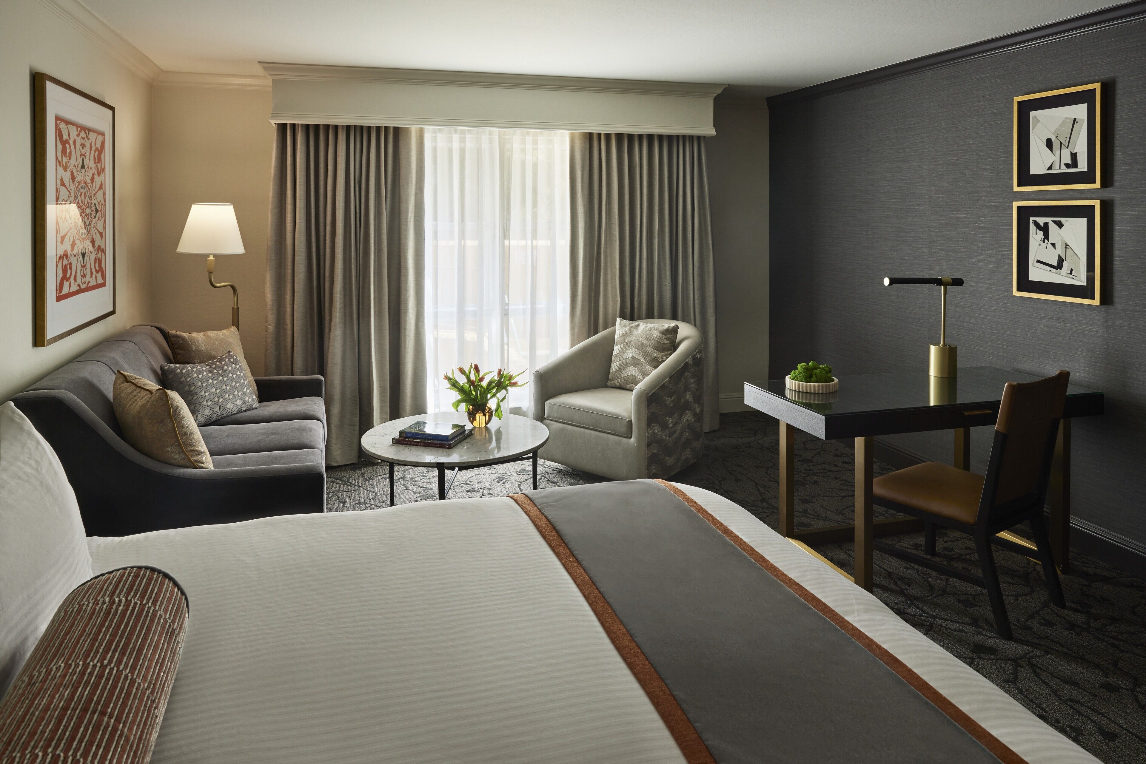 高档床上用品、迷你吧、客房内保险箱、办公桌