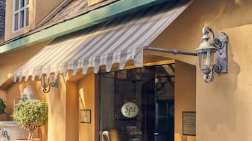 Couples treatment rooms, body treatments, aromatherapy