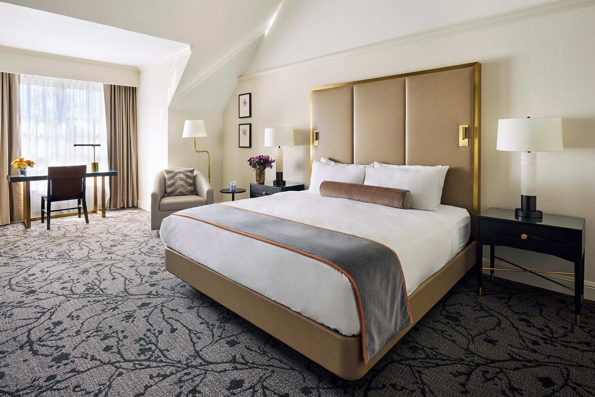 尊荣客房, 1 张特大床 | 高档床上用品、迷你吧、客房内保险箱、办公桌