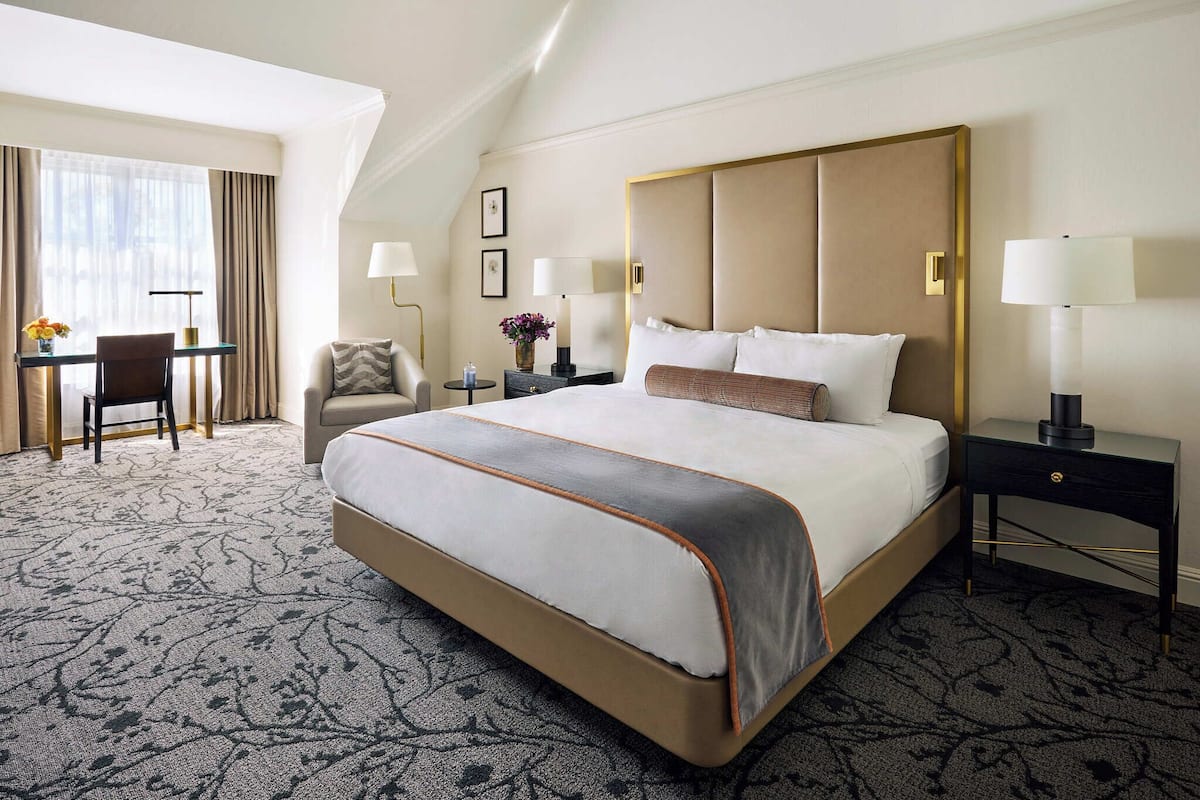 尊荣客房, 1 张特大床 | 高档床上用品、迷你吧、客房内保险箱、办公桌