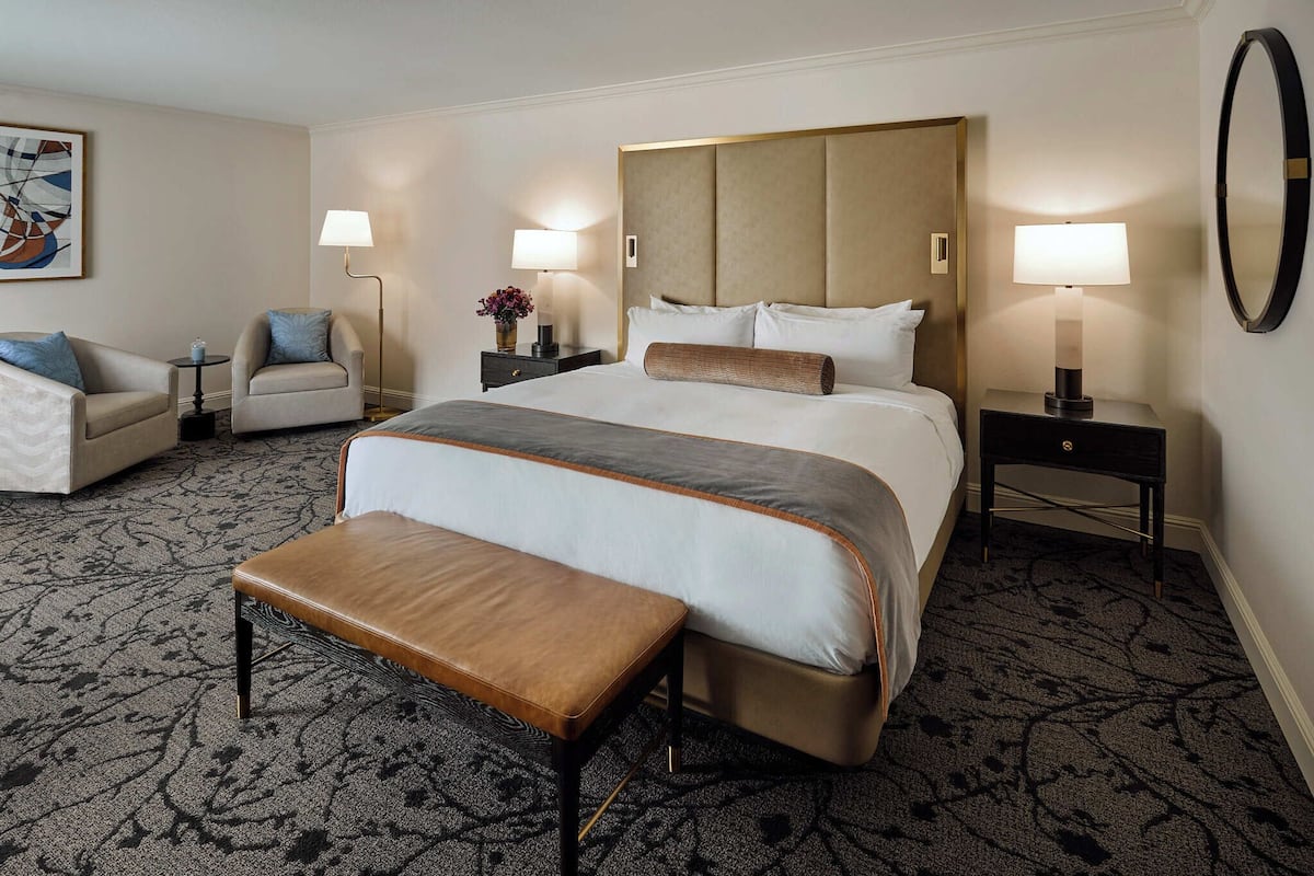 华丽客房, 1 张特大床 | 高档床上用品、迷你吧、客房内保险箱、办公桌