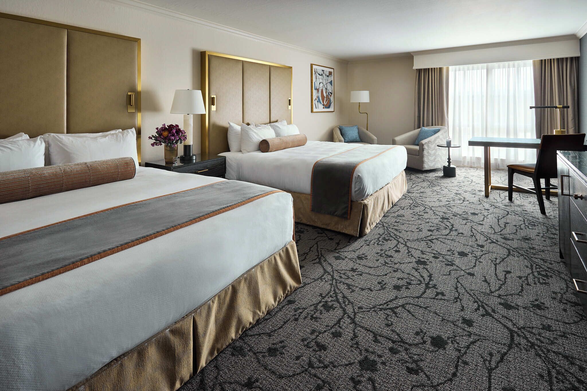 高档床上用品、迷你吧、客房内保险箱、办公桌