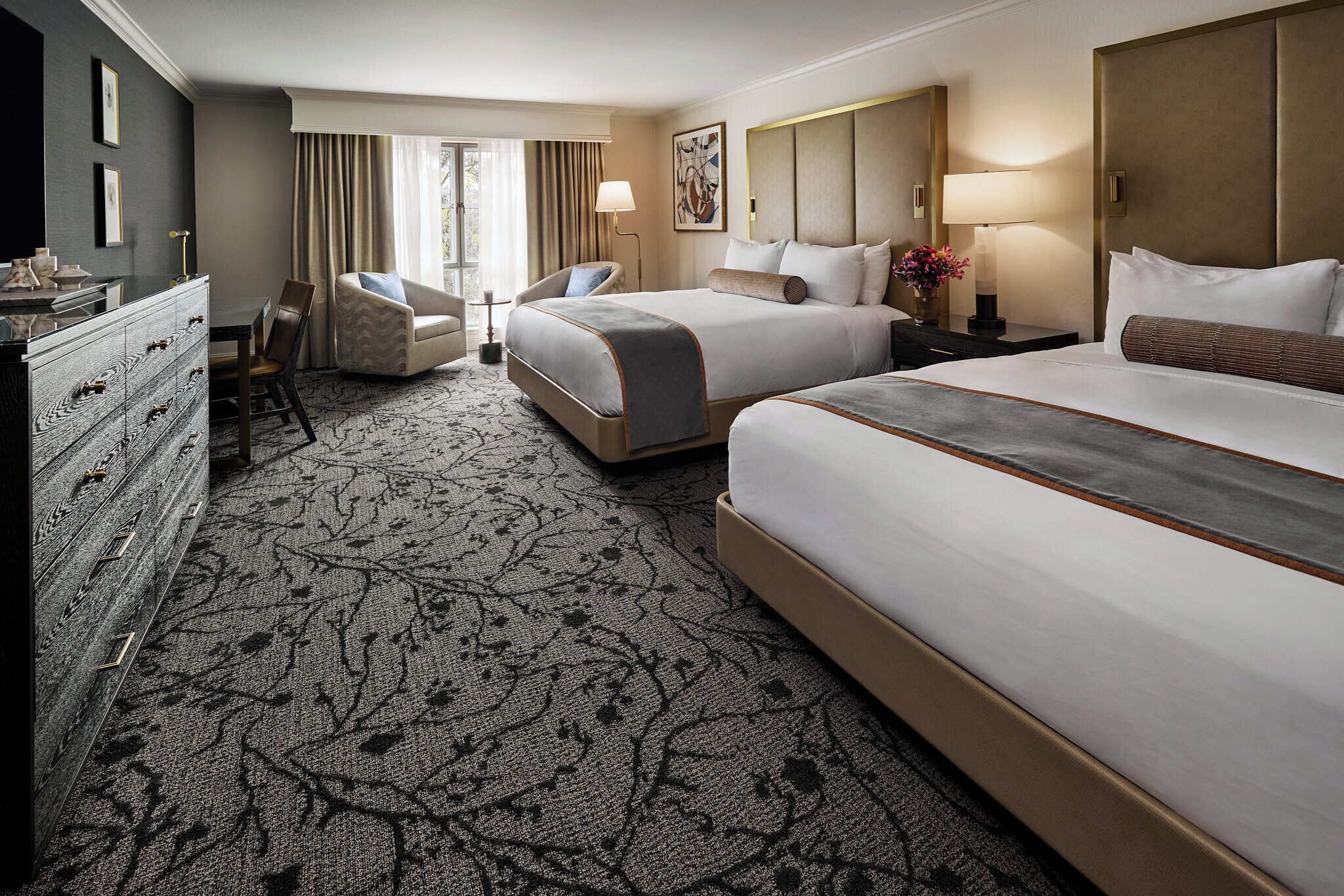 高档床上用品、迷你吧、客房内保险箱、办公桌