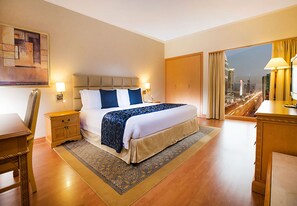 Deluxe Room (with Sheikh Zayed Road View) | Minibar, in-room safe, individually decorated, individually furnished