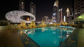 Phục vụ bữa trưa, bữa tối và happy hour