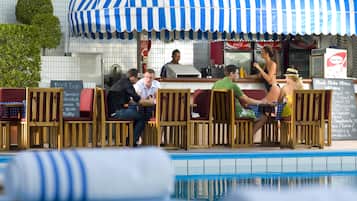 Un restaurante junto a la piscina con terraza.
