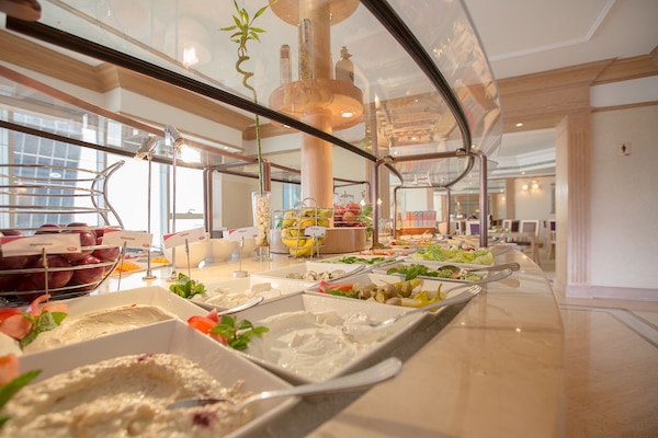 Colazione a buffet, servita tutte le mattine (125 AED a persona)