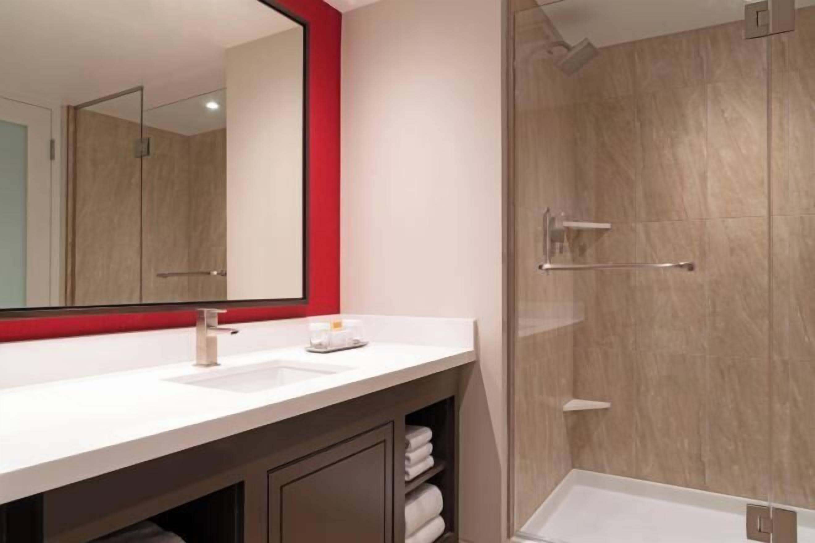 Douche, articles de toilette de luxe, sèche-cheveux, serviettes fournies