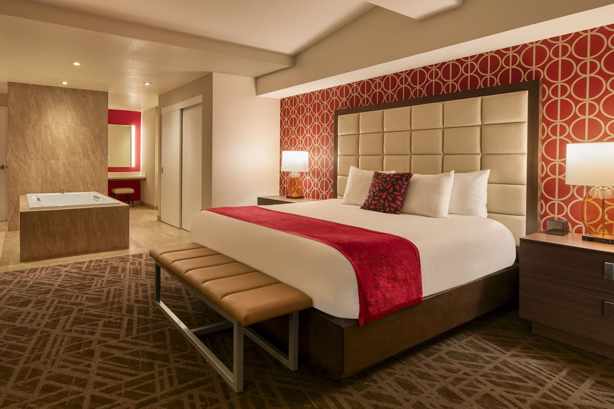 Pillowtop beds, in-room safe, desk, blackout drapes