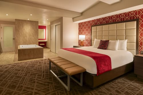 Pillowtop beds, in-room safe, desk, blackout drapes