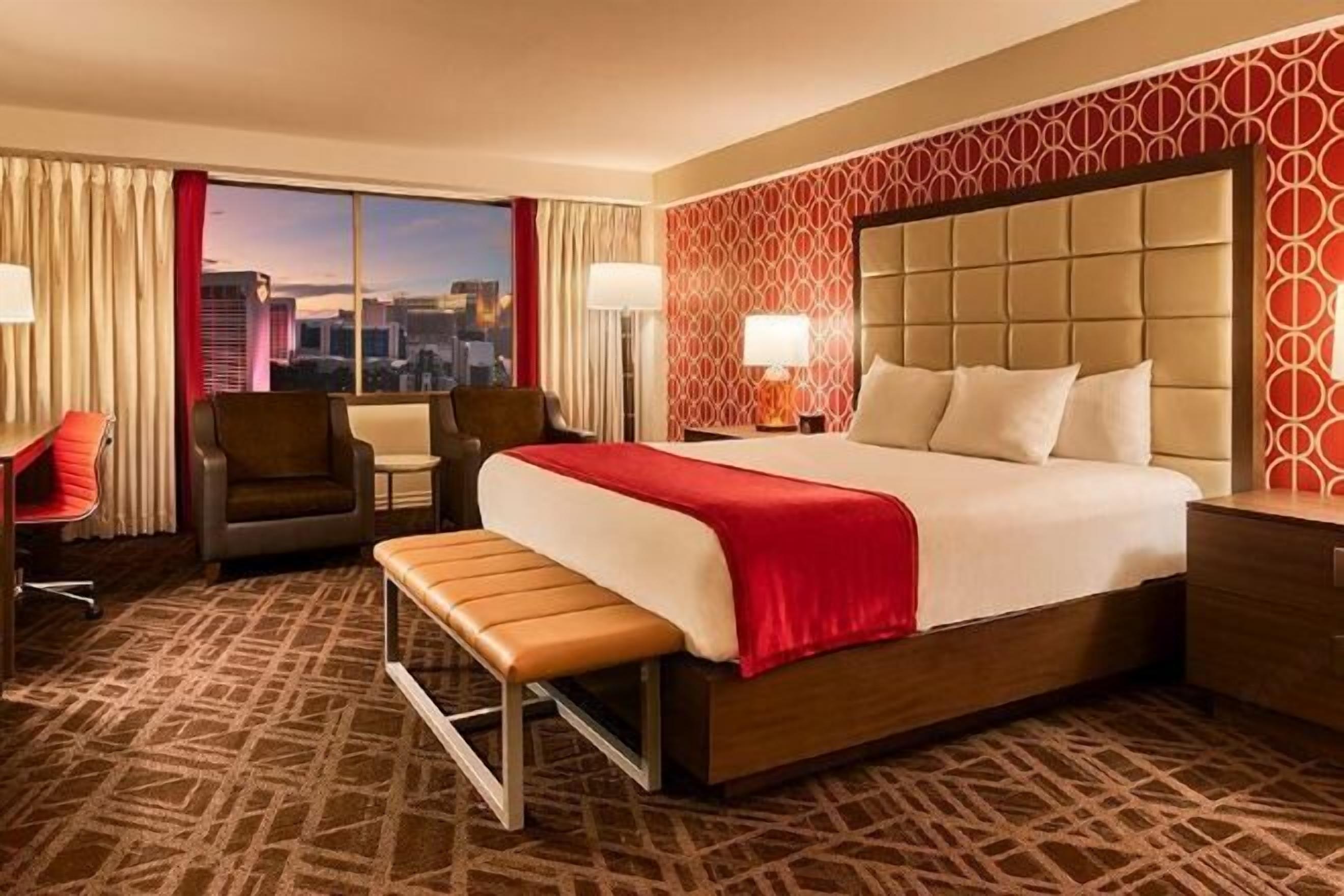 Surmatelas, coffres-forts dans les chambres, bureau, rideaux occultants