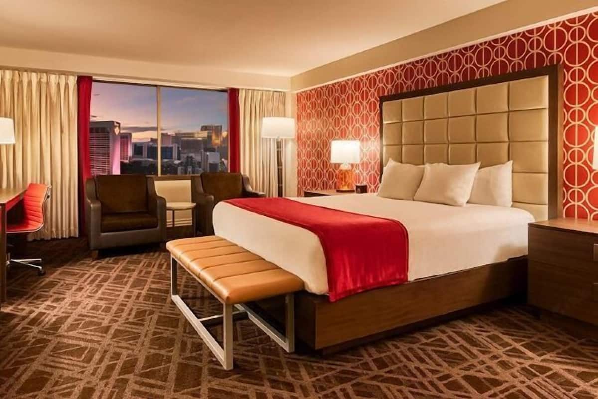 Colchones con pillow-top y caja de seguridad en la habitación