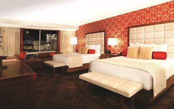 Jubilee Room 2 Queens Pool View Non-Smoking | Pillowtop beds, in-room safe, desk, blackout drapes at Horseshoe Las Vegas