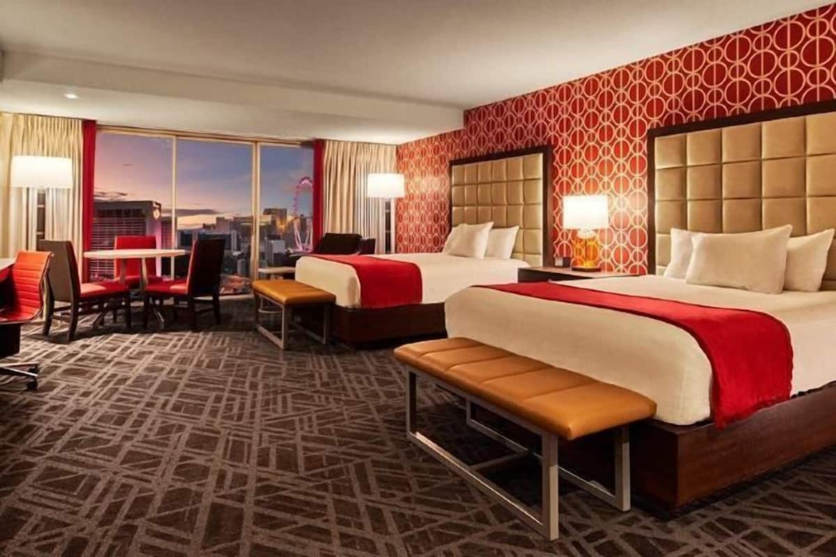 Colchones con pillow-top y caja de seguridad en la habitación