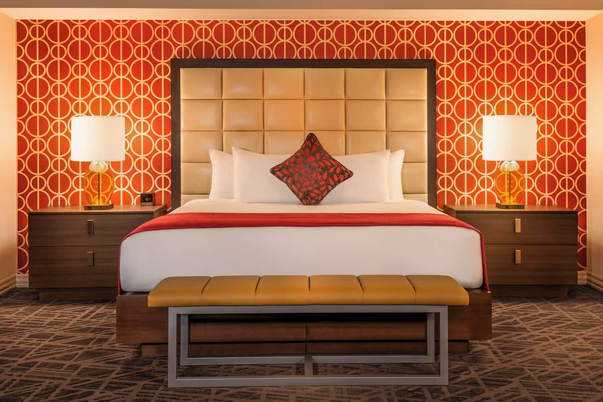 Pillowtop beds, in-room safe, desk, blackout drapes