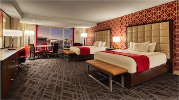 Pillowtop beds, in-room safe, desk, blackout drapes at Horseshoe Las Vegas