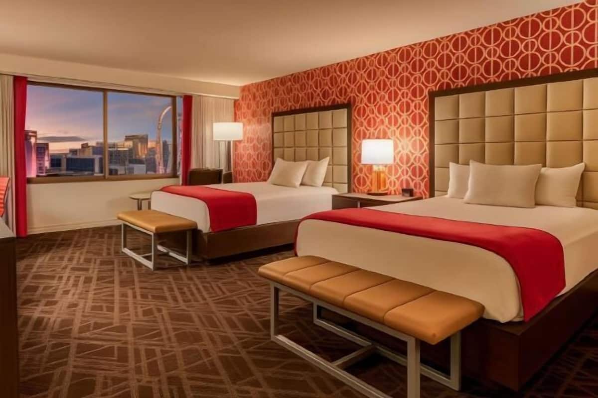 Colchones con pillow-top y caja de seguridad en la habitación