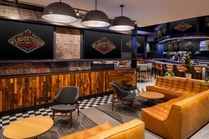 3 restaurants, servant le déjeuner et le dîner; cuisine américaine