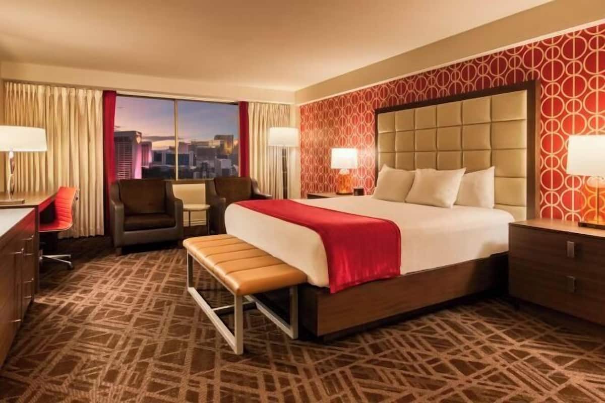 Colchones con pillow-top y caja de seguridad en la habitación