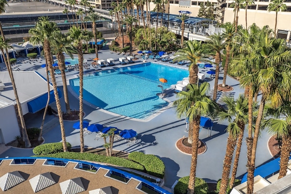 Außenpool (je nach Saison geöffnet), Liegestühle