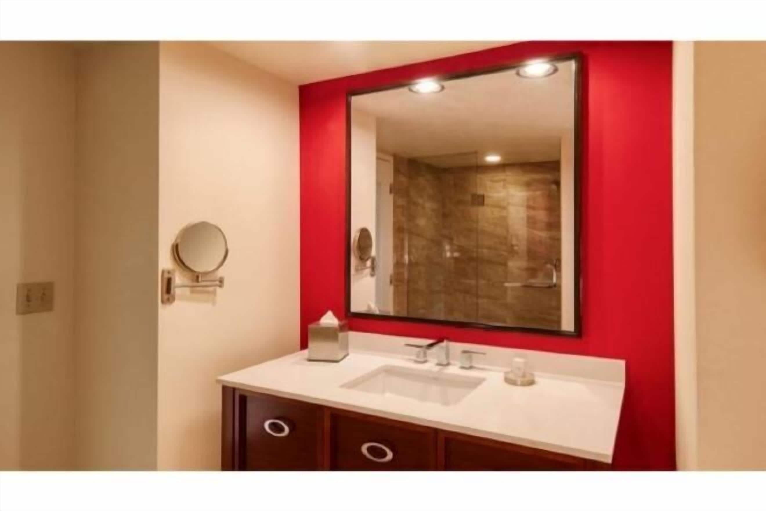 Salle de bain | Douche, articles de toilette de luxe, sèche-cheveux, serviettes fournies