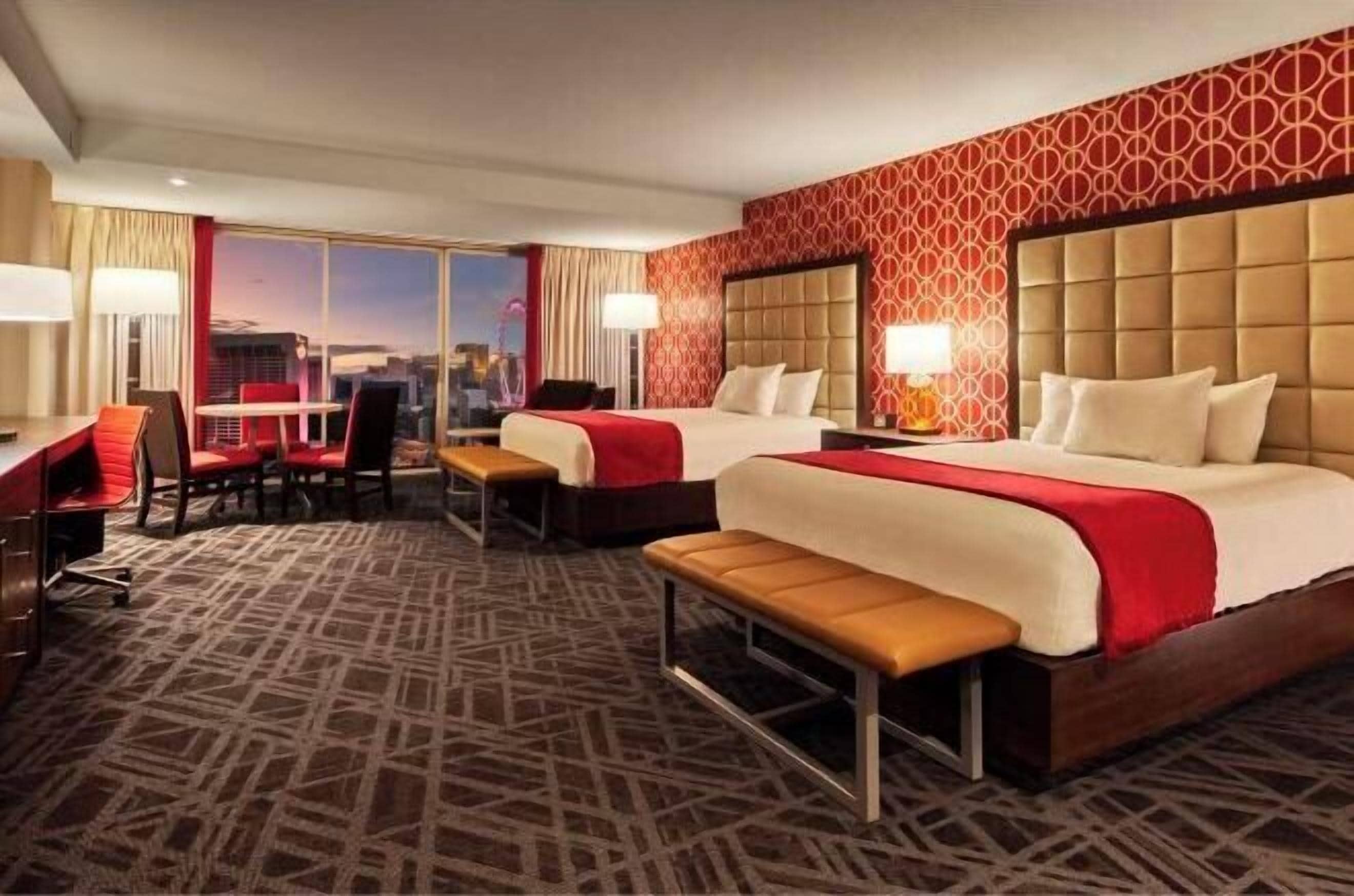 Surmatelas, coffres-forts dans les chambres, bureau, rideaux occultants