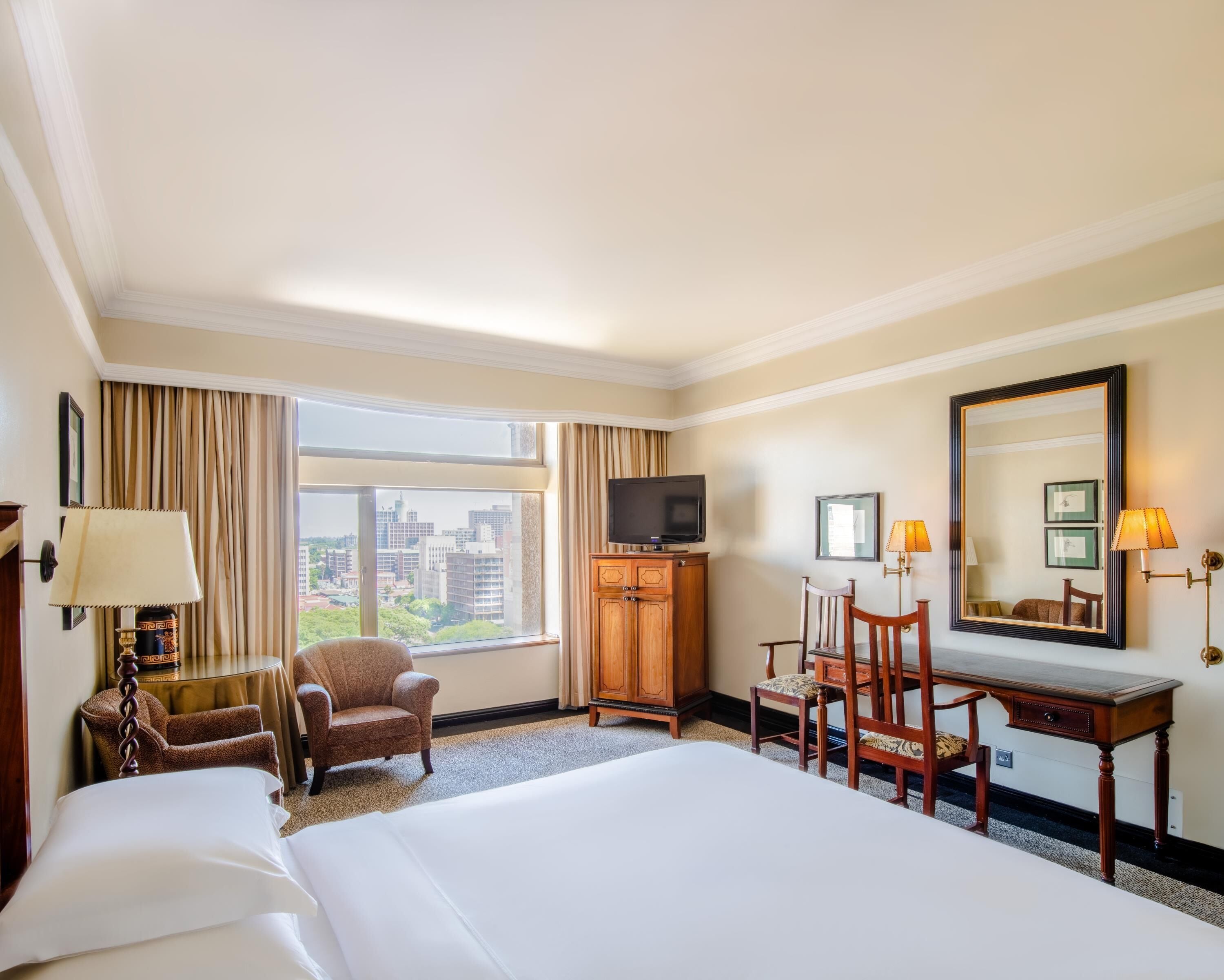 Rom, 1 kingsize-seng, parkutsikt | Allergitestet sengetøy, minibar, safe på rommet og skrivebord