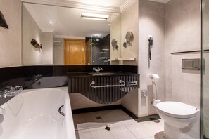Kostenlose Toilettenartikel, Haartrockner, Hausschuhe, Handtücher