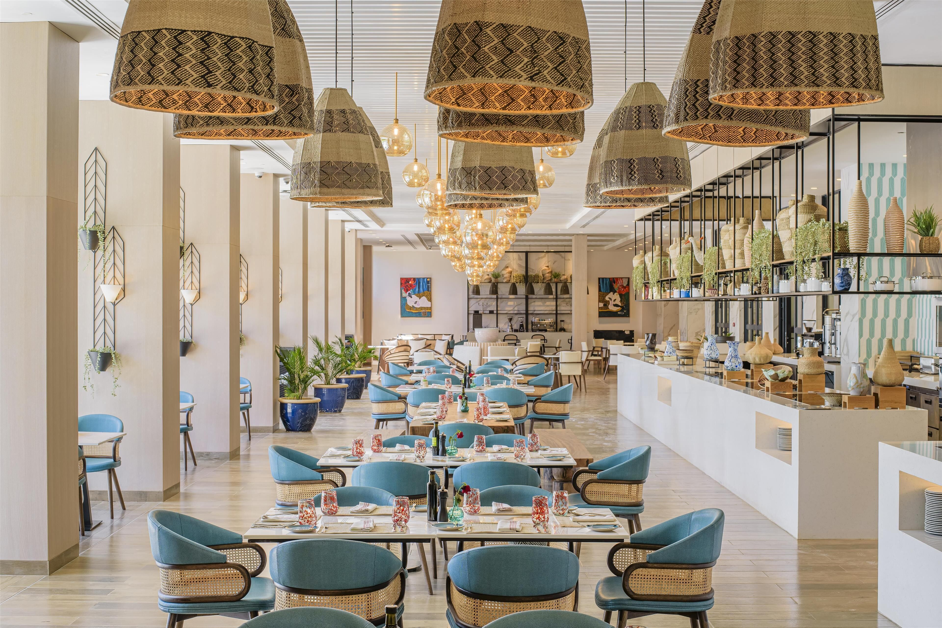 2 ห้องอาหาร, บริการอาหารเช้า อาหารกลางวัน อาหารเย็น, อาหารฝรั่งเศส