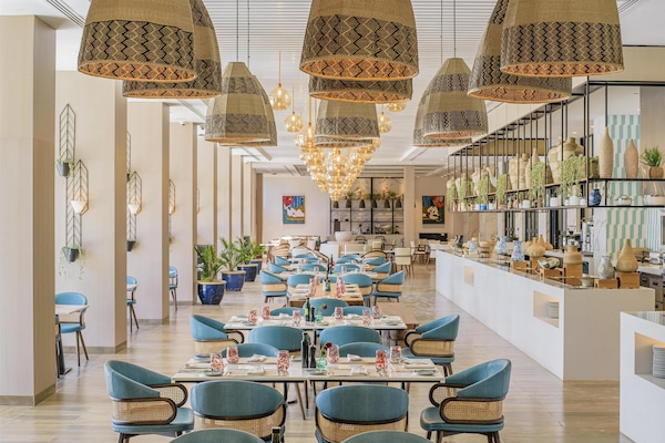 2 restaurants, breakfast, lunch, dinner served; French cuisine