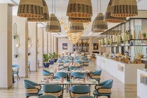 2 restaurantes; se sirve desayuno, almuerzo y cena