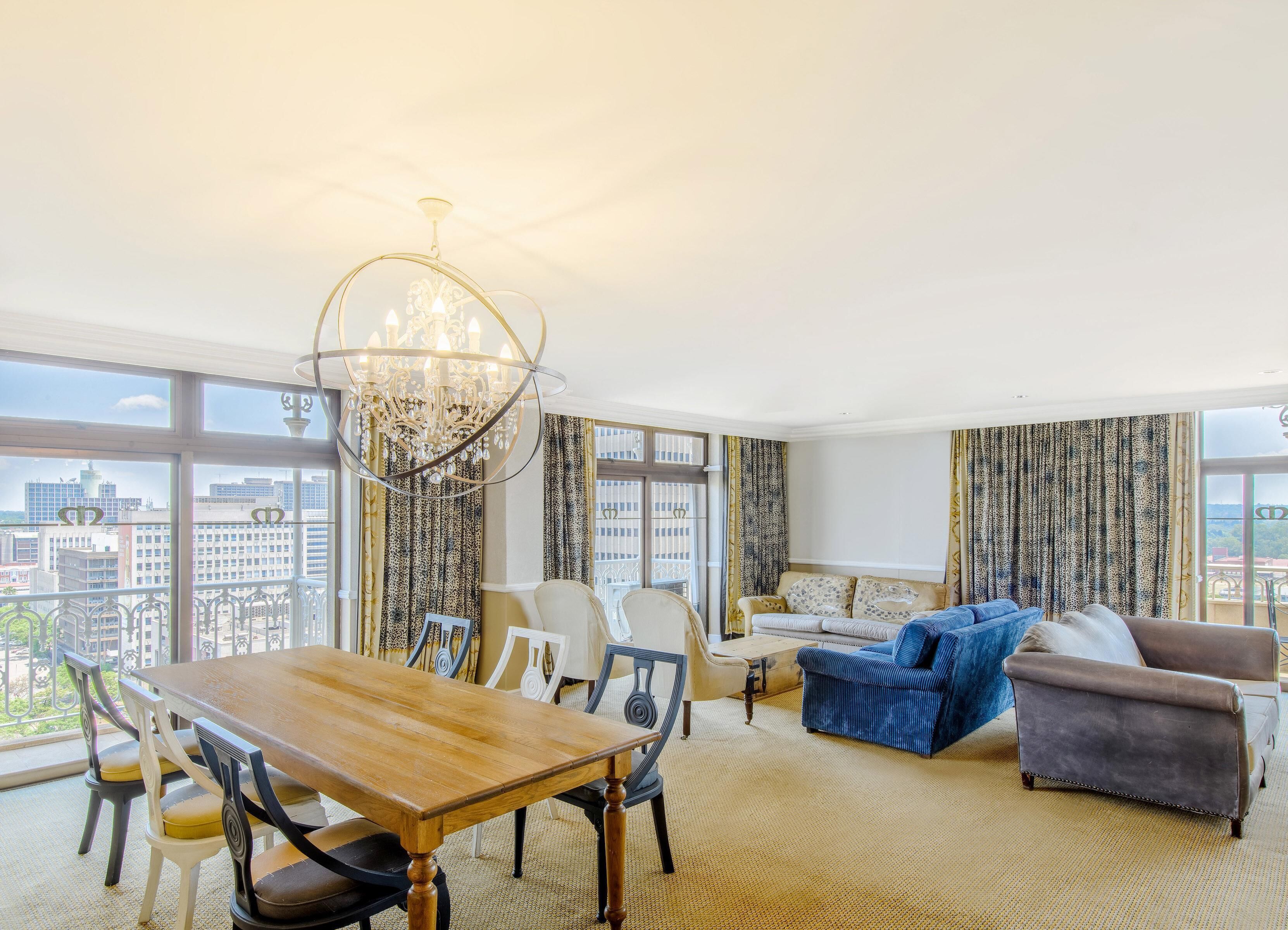 Minibaari, tallelokero huoneessa, työpöytä