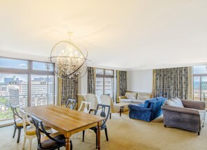 Minibar, in-room safe, desk, laptop workspace - Hyatt Regency Harare The Meikles (Harare)