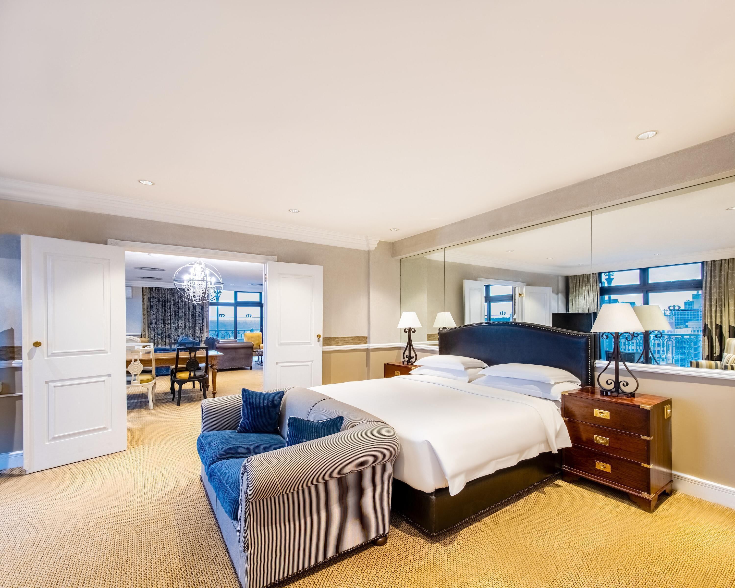 Suite – executive (Regency) | Allergitestet sengetøy, minibar, safe på rommet og skrivebord