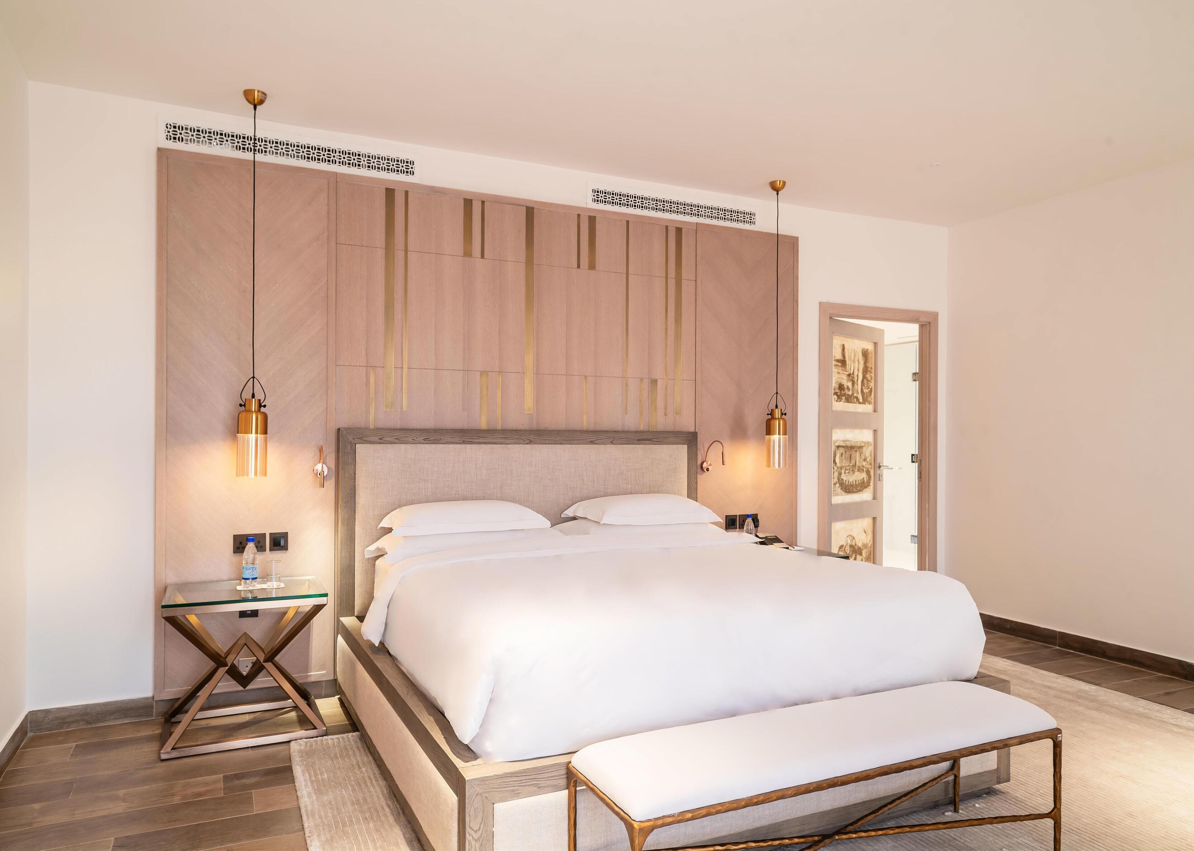 Minibar, coffres-forts dans les chambres, bureau