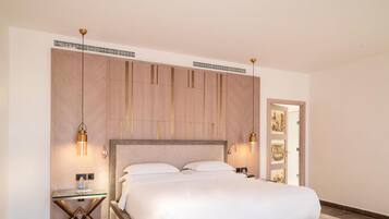 Minibar, coffres-forts dans les chambres, bureau