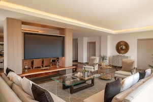 Executive Suite (Regency) | Hypo-allergenic bedding, minibar, in-room safe, desk