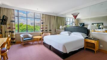 Deluxe-huone, 1 suuri parisänky, näköala puistoon | Minibaari, tallelokero huoneessa, työpöytä