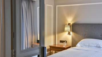 Hypo-allergenic bedding, minibar, in-room safe, blackout drapes