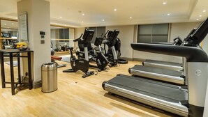 A gym with treadmills, elliptical machines, and weight equipment. - Hyatt Regency London The Churchill (London)