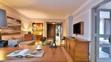 Ropa de cama hipoalergénica, minibar, caja fuerte y cortinas opacas